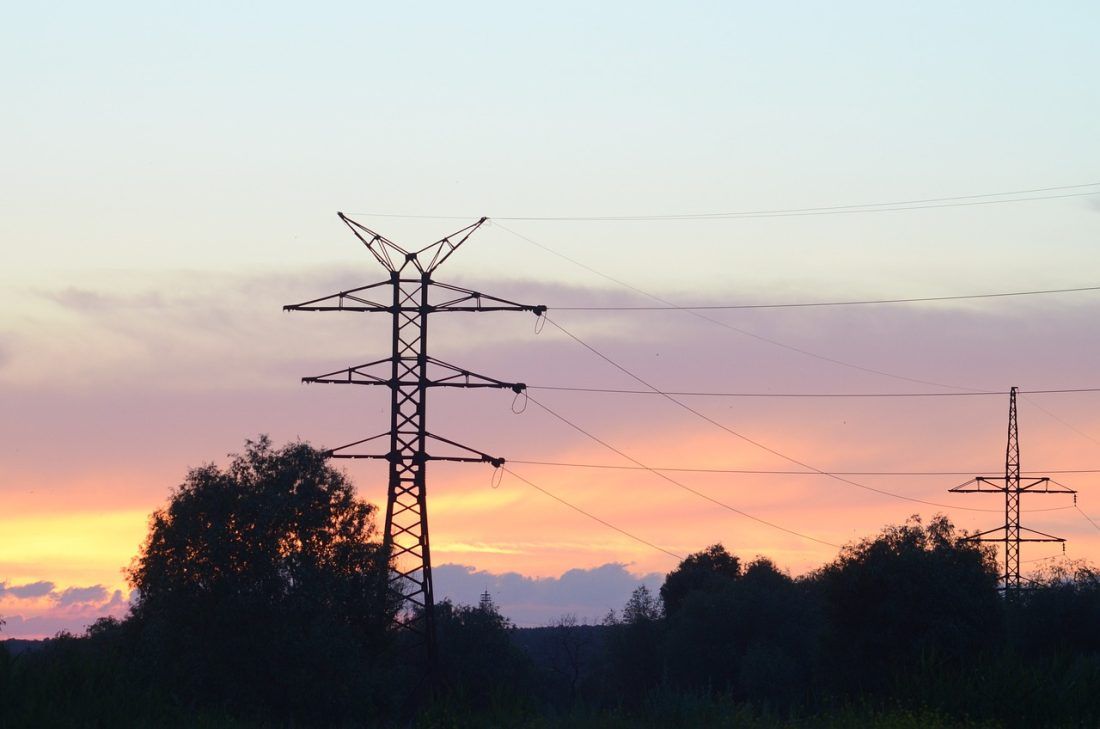 Illustratie met elektriciteitsmasten. Het huidige stroomnet is verouderd en zorgt voor onzekere situaties die jouw bedrijf kunnen stilleggen..